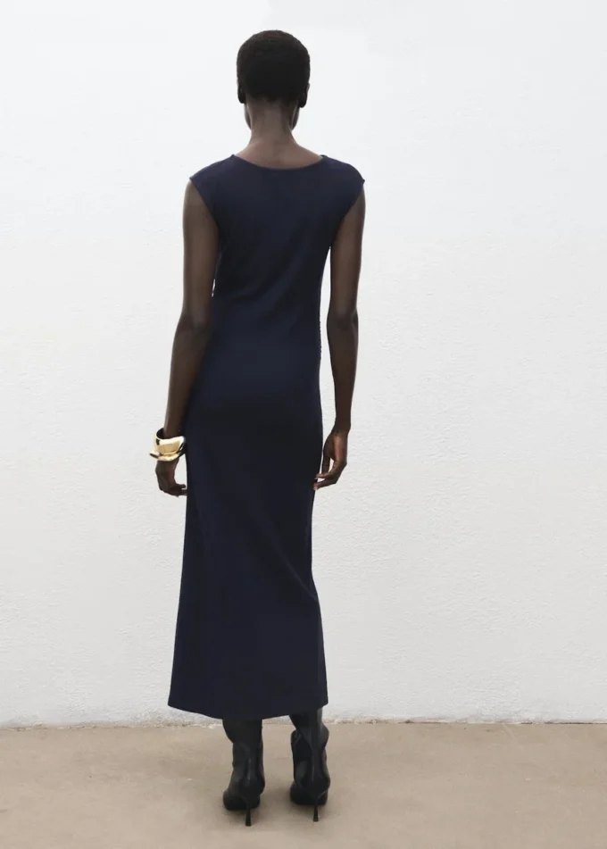 Robe en maille fine avec fronces sur les côtés Robe en maille fine avec fronces sur les côtés