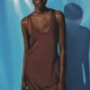 Robe en satin avec décolleté plongeant Robe en satin avec décolleté plongeant