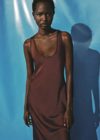 Robe en satin avec décolleté plongeant