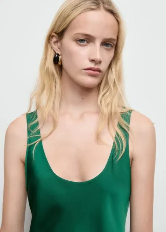 Robe en satin avec décolleté plongeant