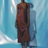 Robe en satin avec décolleté plongeant Robe en satin avec décolleté plongeant
