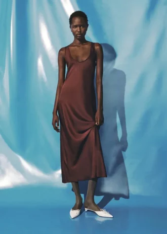 Robe en satin avec décolleté plongeant