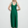 Robe en satin avec décolleté plongeant Robe en satin avec décolleté plongeant