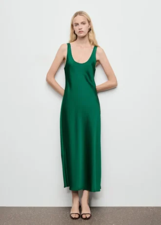 Robe en satin avec décolleté plongeant