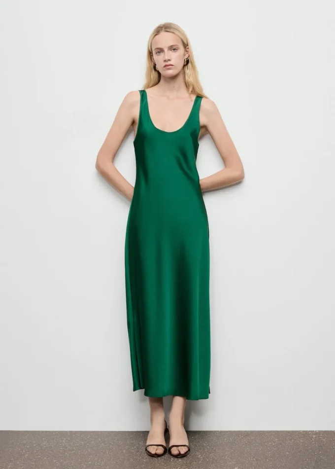 Robe en satin avec décolleté plongeant Robe en satin avec décolleté plongeant