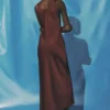 Robe en satin avec décolleté plongeant Robe en satin avec décolleté plongeant