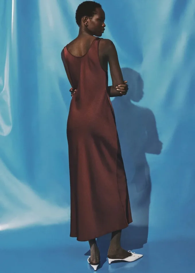 Robe en satin avec décolleté plongeant Robe en satin avec décolleté plongeant