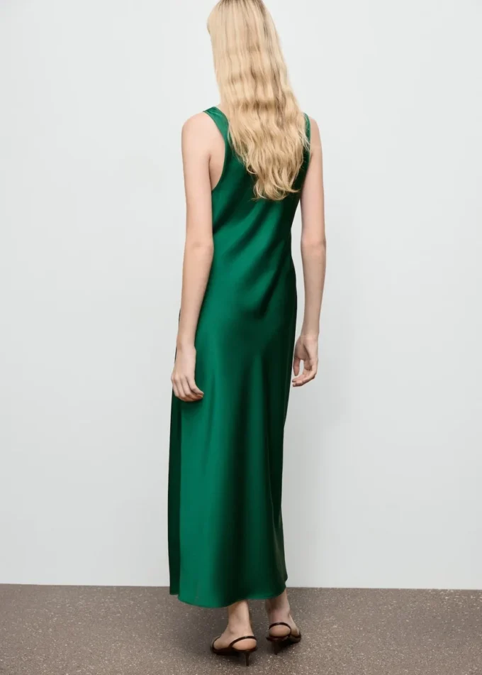 Robe en satin avec décolleté plongeant Robe en satin avec décolleté plongeant