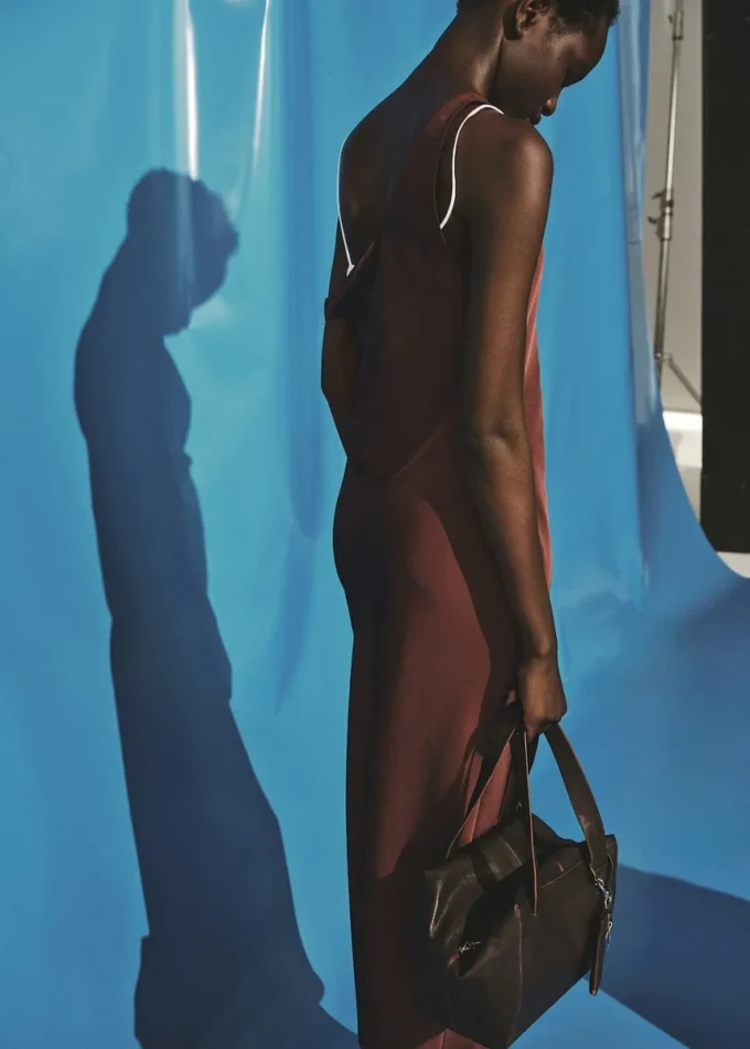 Robe en satin avec décolleté plongeant Robe en satin avec décolleté plongeant
