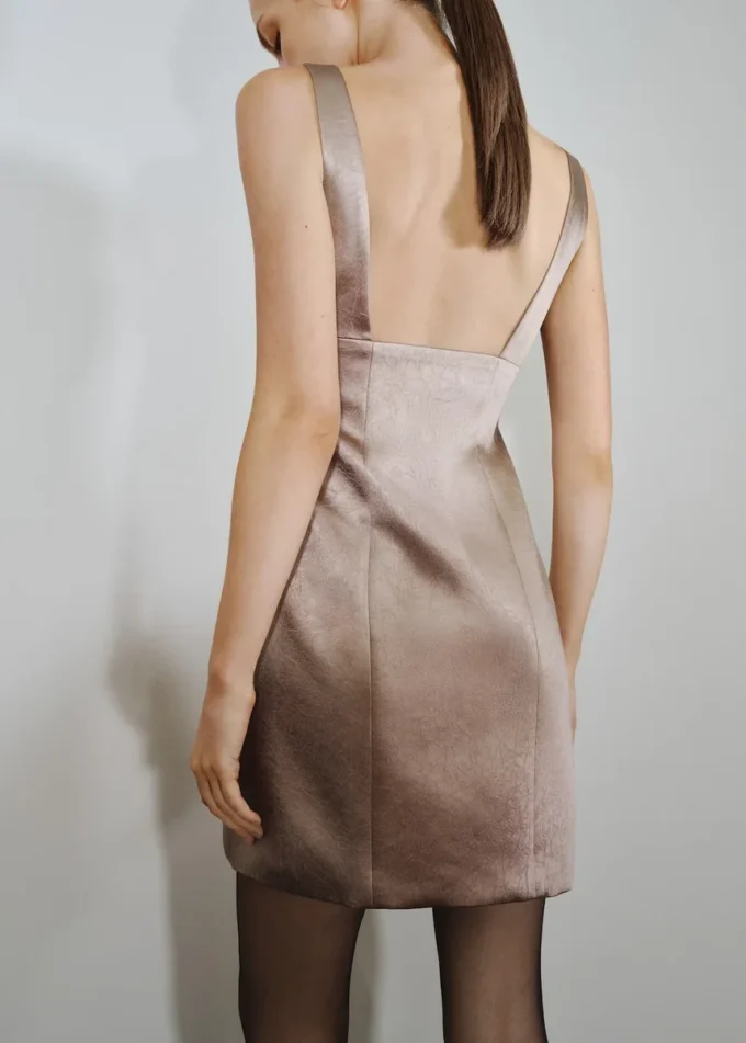 Robe en satin avec encolure à paillettes Robe en satin avec encolure à paillettes