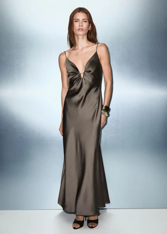 Robe en satin à col en V Robe en satin à col en V