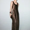 Robe en satin froissé avec cristaux Robe en satin froissé avec cristaux
