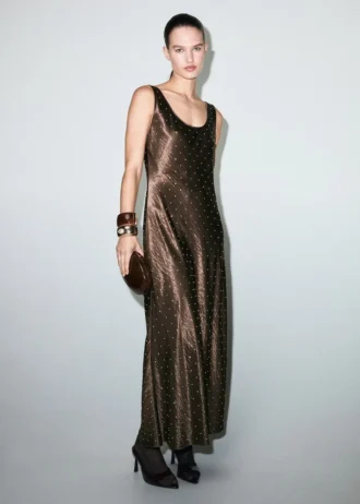 Robe en satin froissé avec cristaux