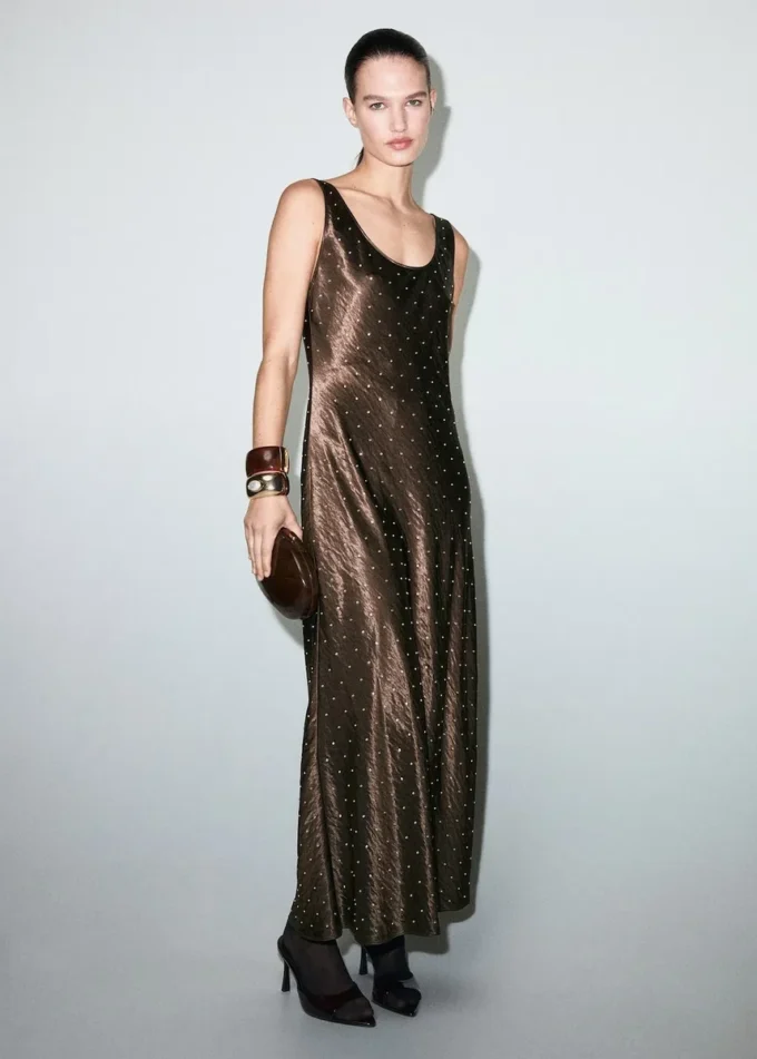 Robe en satin froissé avec cristaux Robe en satin froissé avec cristaux