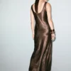 Robe en satin froissé avec cristaux Robe en satin froissé avec cristaux