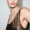 Robe en satin froissé avec cristaux Robe en satin froissé avec cristaux