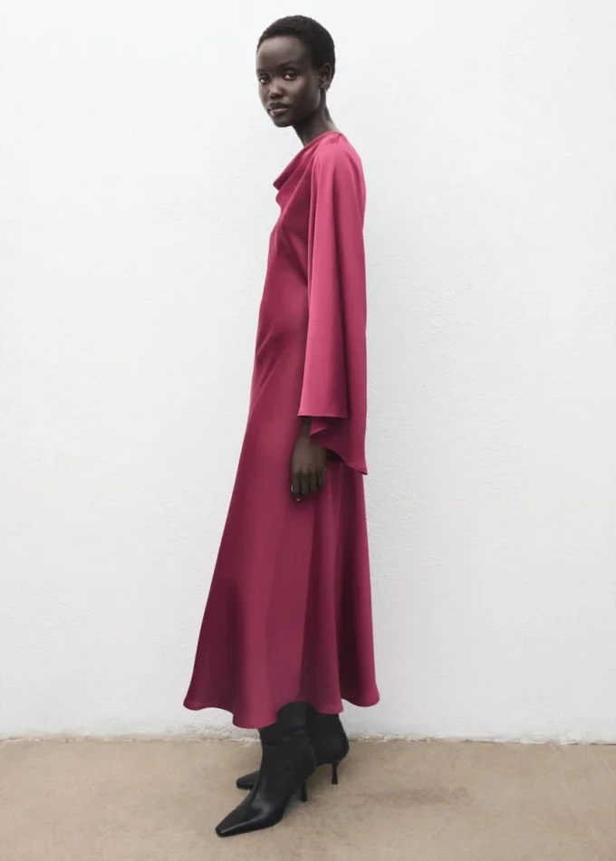 Robe en satin à manches évasées Robe en satin à manches évasées