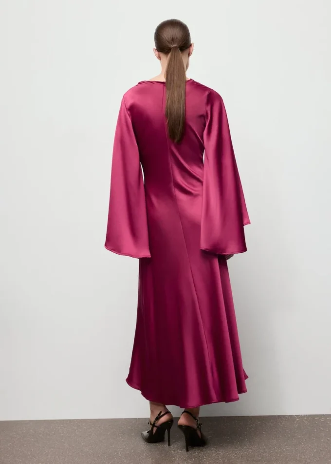 Robe en satin à manches évasées Robe en satin à manches évasées