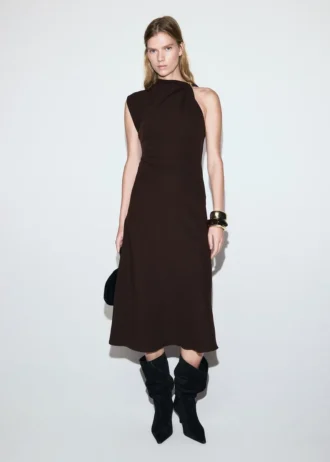 Robe à encolure asymétrique et détails métalliques