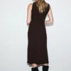Robe à encolure asymétrique et détails métalliques Robe à encolure asymétrique et détails métalliques