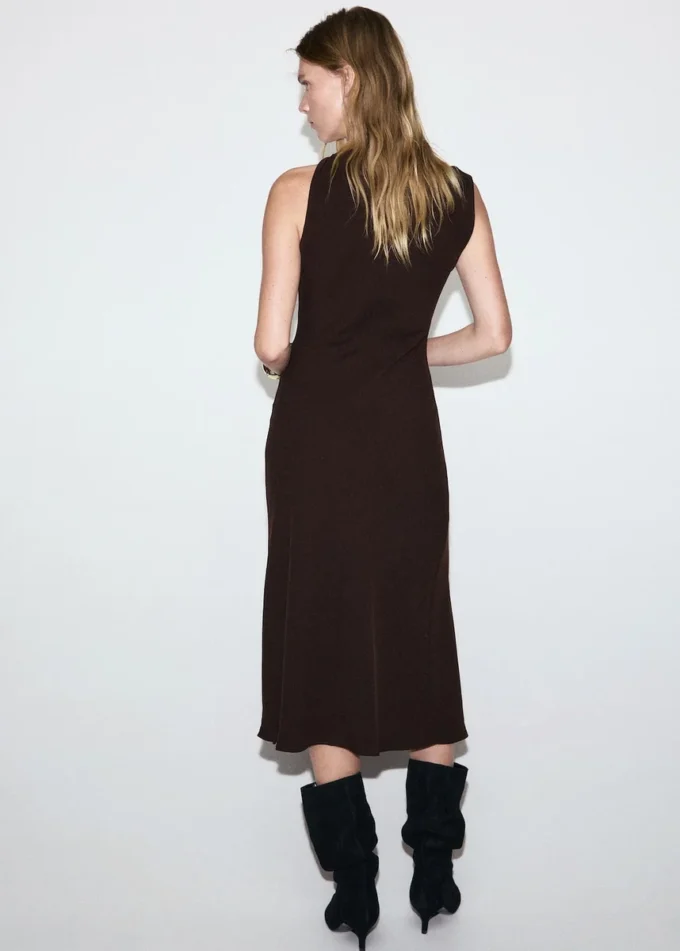 Robe à encolure asymétrique et détails métalliques Robe à encolure asymétrique et détails métalliques