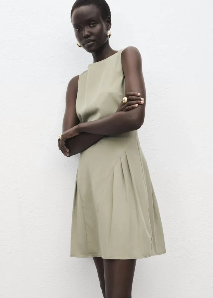 Robe à encolure bateau et plis Robe à encolure bateau et plis