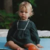 Robe et grenouille avec détails brodés Robe et grenouille avec détails brodés