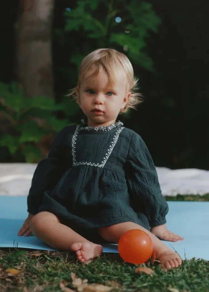 Robe et grenouille avec détails brodés Robe et grenouille avec détails brodés