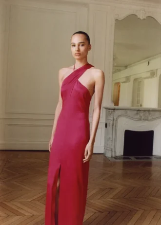 Robe fendue à encolure croisée