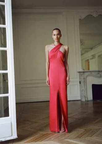 Robe fendue à encolure croisée