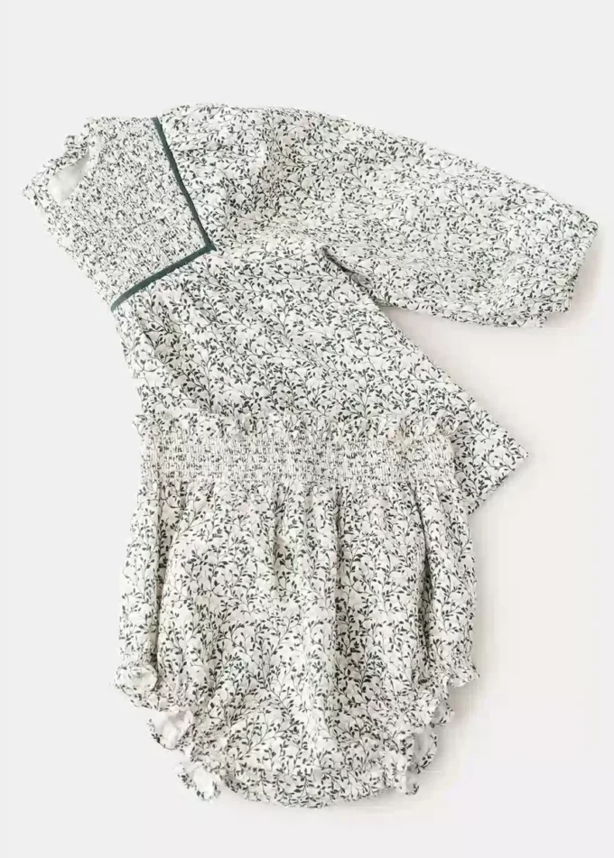 Robe à fleurs et cache-couche Robe à fleurs et cache-couche