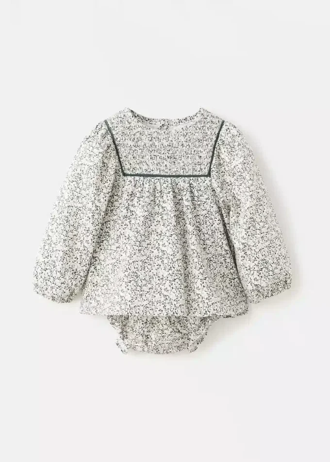 Robe à fleurs et cache-couche Robe à fleurs et cache-couche