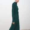 Robe froncée avec encolure drapée Robe froncée avec encolure drapée