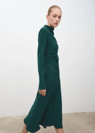 Robe froncée avec encolure drapée