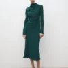 Robe froncée avec encolure drapée Robe froncée avec encolure drapée