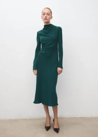 Robe froncée avec encolure drapée