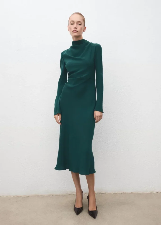 Robe froncée avec encolure drapée Robe froncée avec encolure drapée