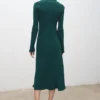 Robe froncée avec encolure drapée Robe froncée avec encolure drapée