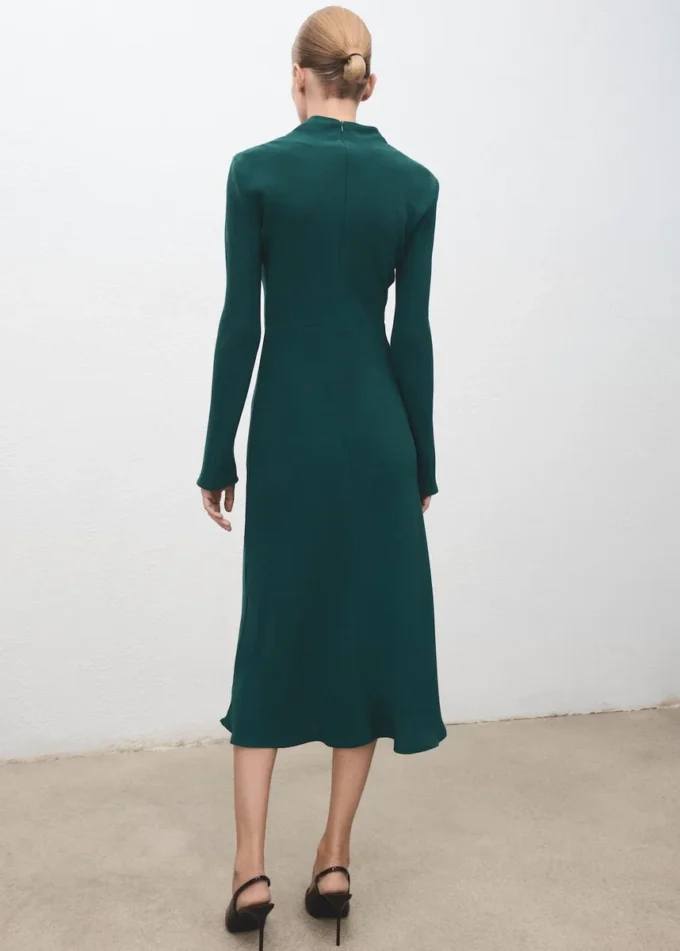Robe froncée avec encolure drapée Robe froncée avec encolure drapée