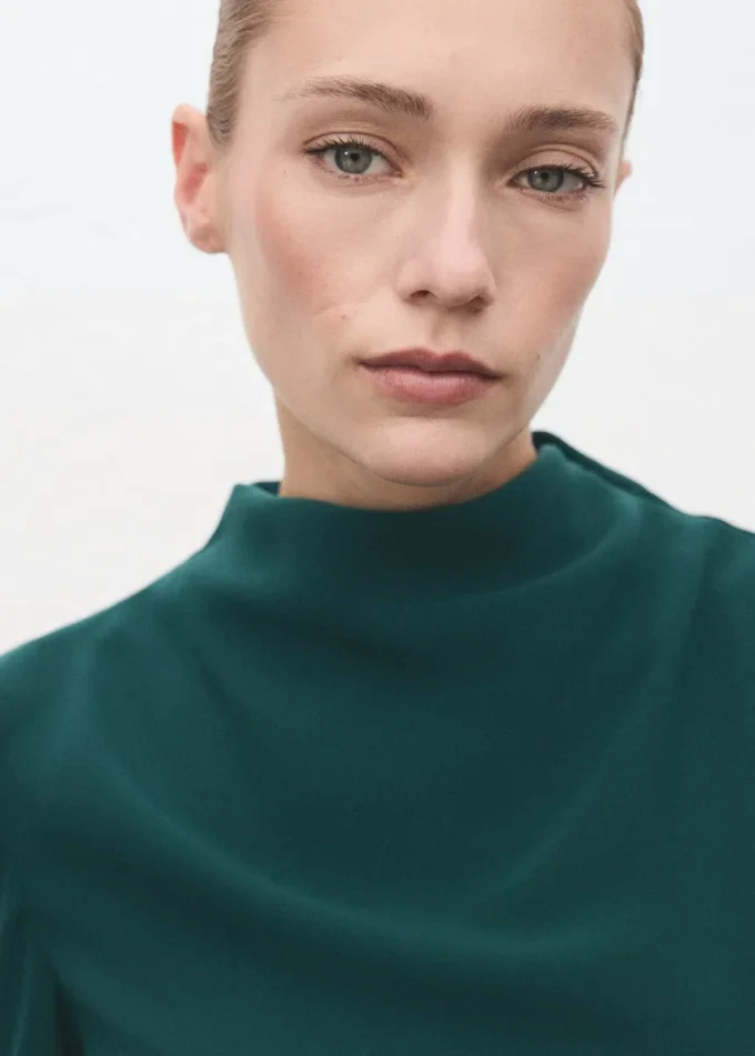 Robe froncée avec encolure drapée Robe froncée avec encolure drapée