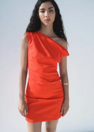 Robe froncée à encolure asymétrique