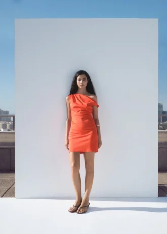 Robe froncée à encolure asymétrique