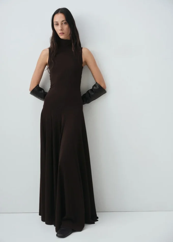 Robe à godets avec ouverture dans le dos Robe à godets avec ouverture dans le dos