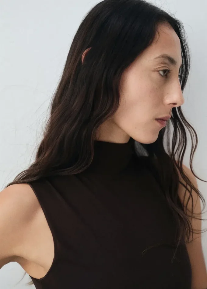 Robe à godets avec ouverture dans le dos Robe à godets avec ouverture dans le dos
