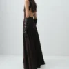Robe à godets avec ouverture dans le dos Robe à godets avec ouverture dans le dos