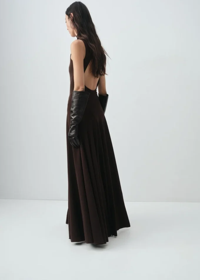Robe à godets avec ouverture dans le dos Robe à godets avec ouverture dans le dos