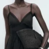 Robe longue avec détails en dentelle Robe longue avec détails en dentelle