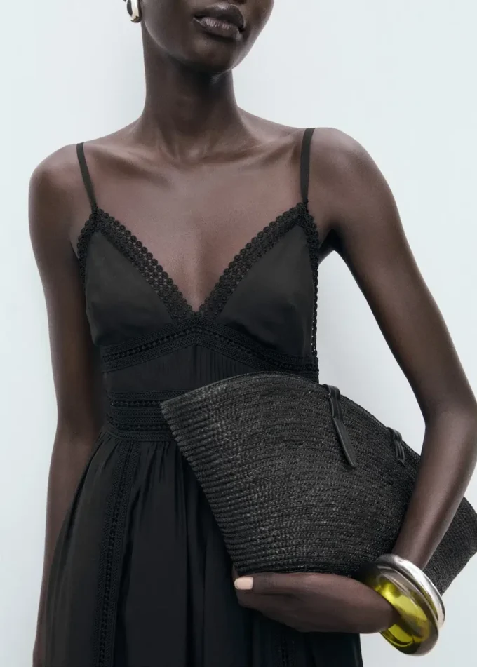 Robe longue avec détails en dentelle Robe longue avec détails en dentelle
