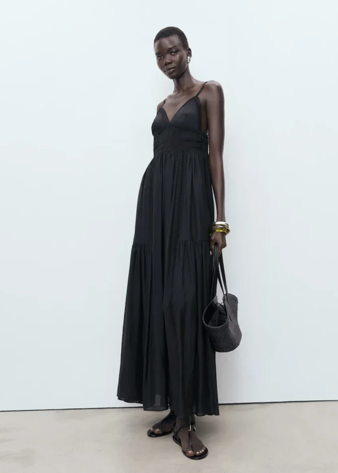 Robe longue avec détails en dentelle Robe longue avec détails en dentelle