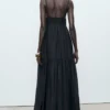 Robe longue avec détails en dentelle Robe longue avec détails en dentelle